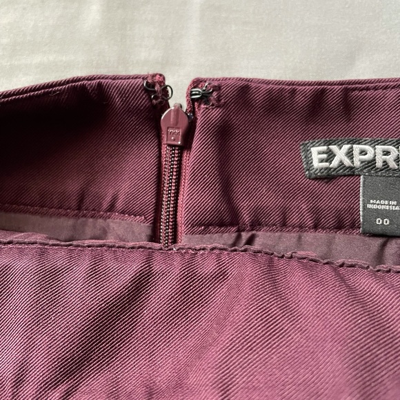 EXPRESS maroon mini skirt - 00 - form fitting - Picture 5 of 6